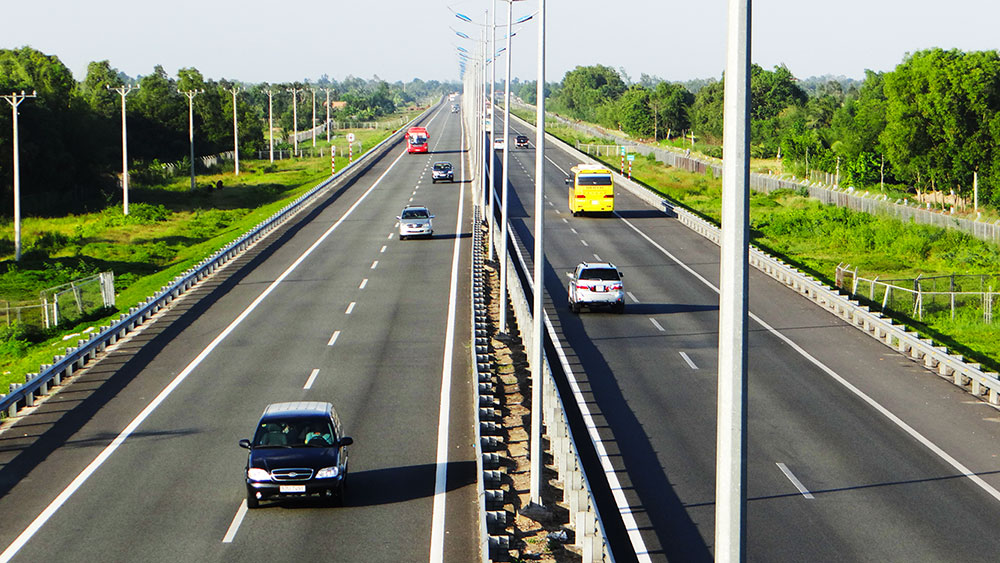 Thi công xây dựng phần đường và cầu trên tuyến cao tốc Trung Lương – Mỹ Thuận